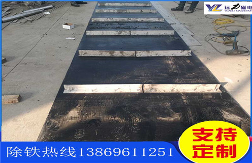 不銹鋼除鐵器皮帶廠家服務湖南皮帶懸掛式除鐵器，除鐵器卸鐵皮帶主要是安裝在各個型號的電磁、永磁自卸式除鐵器上，當輸料皮帶上的散狀物料經過自卸除鐵器底部時，混雜在物料中的鐵磁性雜質在除鐵器磁芯強大的磁場力作用下被吸附到除鐵器卸鐵皮帶上，由不停運轉的卸鐵皮帶將吸附住的鐵雜質刮出，卸進集鐵箱，從而達到自動連續除鐵的目的。無需人工清理，實現了自動化除鐵。  一、不銹鋼除鐵器皮帶廠家服務湖南皮帶懸掛式除鐵器選型指南：  1.提供卸鐵皮帶準確的帶寬、周長及厚度。  2.了解清楚所需卸鐵皮帶為一次性成型的環帶還是帶接頭式的，其次確認卸鐵刮板為膠條一體式刮板還是不銹鋼刮板。  注：一般情況下，除鐵器生產廠家在生產除鐵器時用的是一次性成型的環帶，但用戶在后期更換時，一次性成型的環帶不方便更換及安裝，需將除鐵器大拆大卸，套上卸鐵皮帶之后，然后重新組裝，更換非常麻煩。帶接頭式的卸鐵皮帶就很大程度上解決了這一問題，省去了拆裝除鐵器的過程，只需要將皮帶安裝之后在接頭處對接即可,省時省力，結實耐用。  二、不銹鋼除鐵器皮帶廠家服務湖南皮帶懸掛式除鐵器  除鐵器接通電源后，勵磁系統產生強大的磁場，當輸送機械上的散狀物料經過除鐵器下方時，混雜在物料中的鐵磁性雜物，在除鐵器磁場力作用下被不斷吸起(鐵磁性雜物重量為0.1-25kg)，吸附在除鐵器下表面上，當需要除去吸附在除鐵器上的鐵磁性雜物時，可將除鐵器移至集鐵箱上方，切斷勵磁電源設備磁場消失，鐵磁性雜物在重力作用下掉入集鐵箱中。