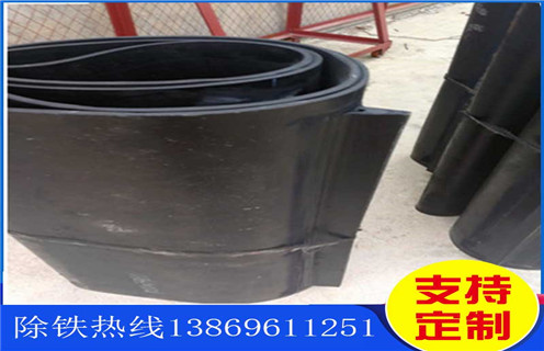 除鐵器皮帶，湖北除鐵器專(zhuān)用皮帶叫什么_浙江皮帶式除鐵器訂制跑偏原因及如何調_刮板價(jià)格